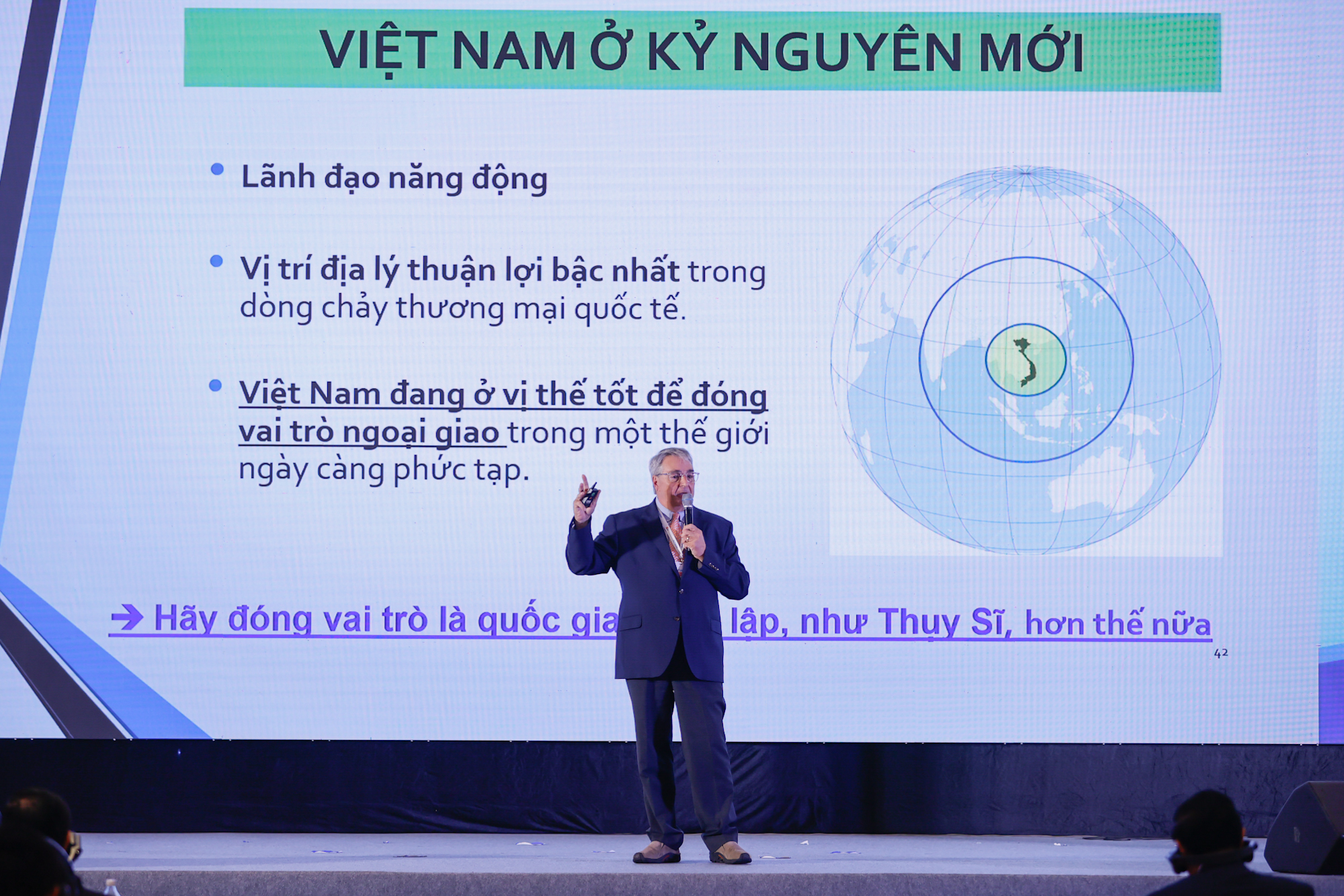 Các đại biểu thảo luận sôi nổi về tình hình phát triển logistics Việt Nam; tiềm năng, thế mạnh; cơ chế, chính sách, định hướng phát triển logistics Việt Nam tại phiên toàn thể - Ảnh: VGP/Nhật Bắc