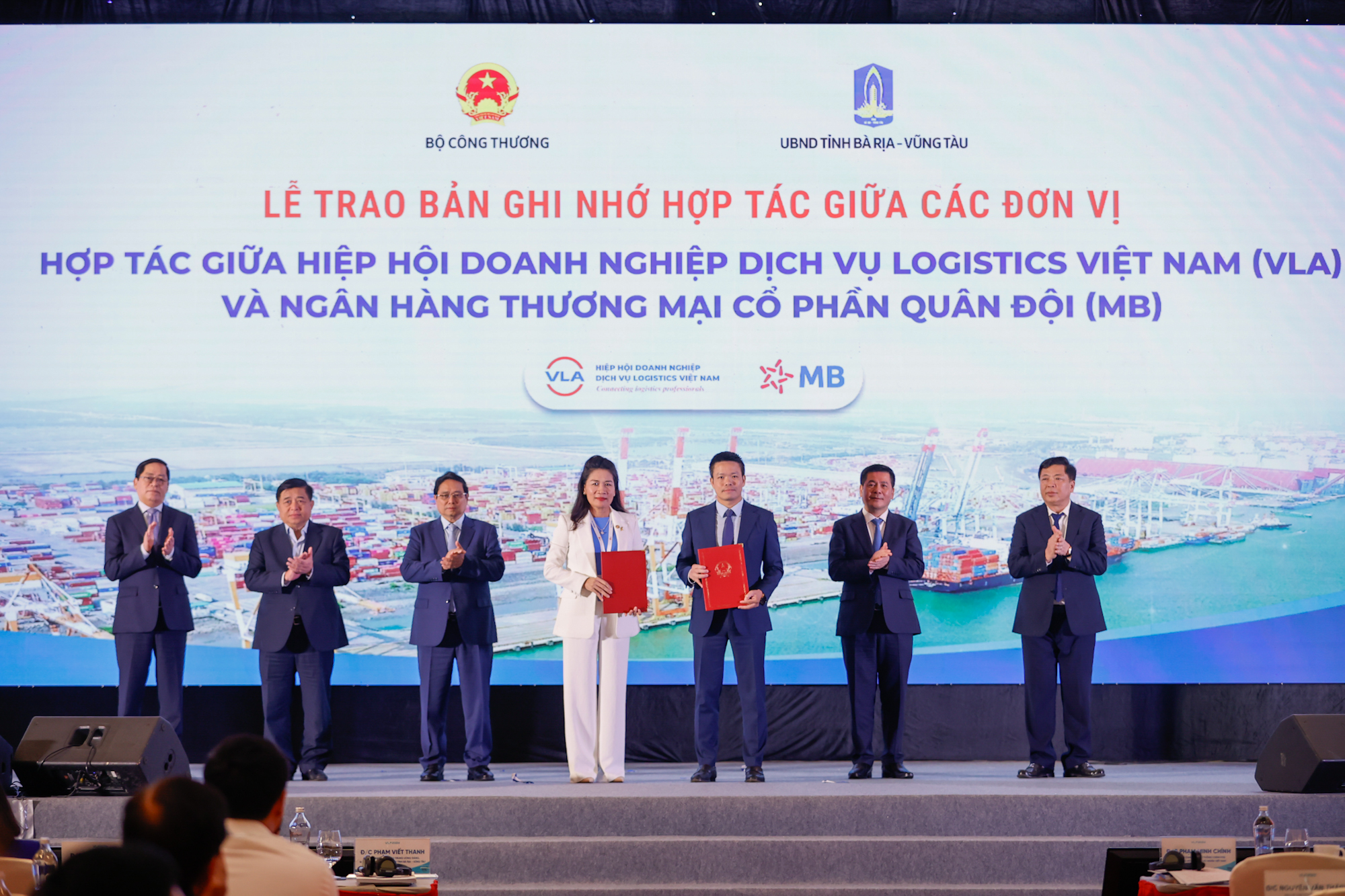 Thủ tướng chứng kiến trao hợp tác giữa Hiệp hội Doanh nghiệp dịch vụ Logistics Việt Nam (VLA) và Ngân hàng Thương mại Cổ phần Quân đội (MB) - Ảnh: VGP/Nhật Bắc